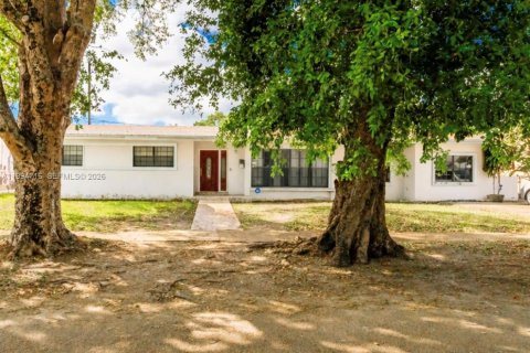 House in Miami, Florida 3 bedrooms, 198.72 sq.m. № 2062713 - photo 1