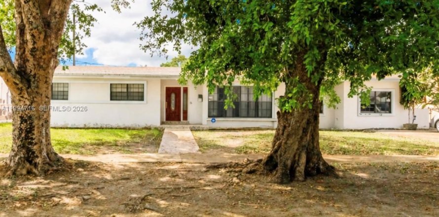 House in Miami, Florida 3 bedrooms, 198.72 sq.m. № 2062713
