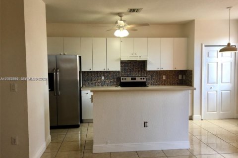 Touwnhouse à louer à Homestead, Floride: 4 chambres, 160.54 m2 № 2178173 - photo 4