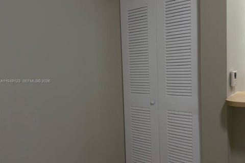 Condo in Doral, Florida, 2 bedrooms  № 2005092 - photo 9