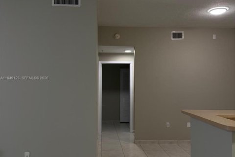 Condo in Doral, Florida, 2 bedrooms  № 2005092 - photo 3