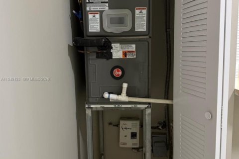 Condo in Doral, Florida, 2 bedrooms  № 2005092 - photo 4