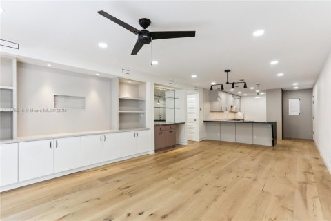 Condo in Coral Gables, Florida, 2 bedrooms  № 2019442 - photo 7