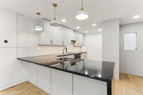 Condo in Coral Gables, Florida, 2 bedrooms  № 2019442 - photo 2