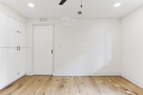 Condo in Coral Gables, Florida, 2 bedrooms  № 2019442 - photo 15