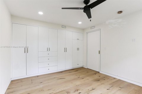 Condo in Coral Gables, Florida, 2 bedrooms  № 2019442 - photo 17