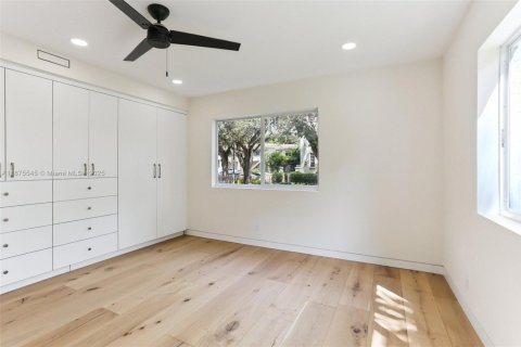 Condo in Coral Gables, Florida, 2 bedrooms  № 2019442 - photo 13