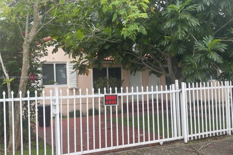 House in Miami Shores, Florida 4 bedrooms, 139.73 sq.m. № 1730894 - photo 2