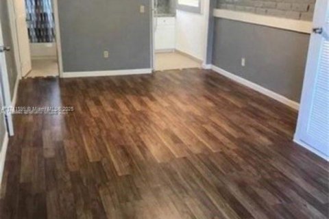 House in Miami Shores, Florida 4 bedrooms, 139.73 sq.m. № 1730894 - photo 3