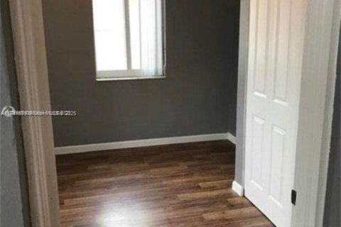 House in Miami Shores, Florida 4 bedrooms, 139.73 sq.m. № 1730894 - photo 4