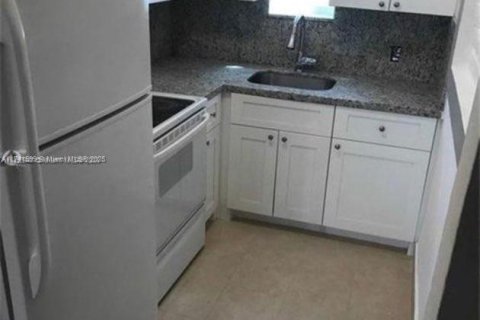 House in Miami Shores, Florida 4 bedrooms, 139.73 sq.m. № 1730894 - photo 5