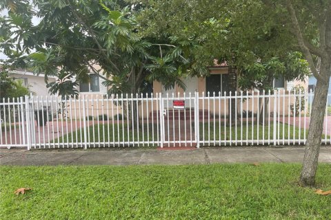 House in Miami Shores, Florida 4 bedrooms, 139.73 sq.m. № 1730894 - photo 1