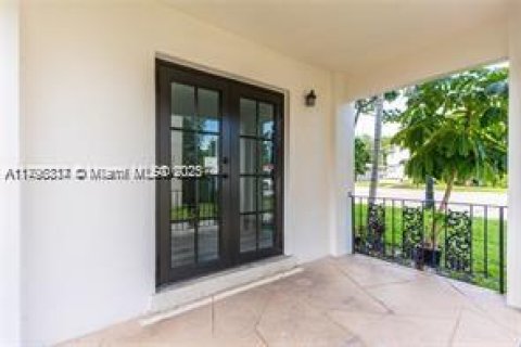 Casa en alquiler en Coral Gables, Florida, 3 dormitorios, 135.64 m2 № 1936729 - foto 3
