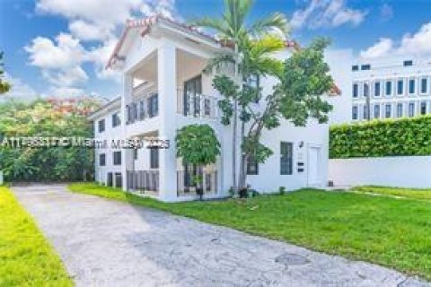 Casa en alquiler en Coral Gables, Florida, 3 dormitorios, 135.64 m2 № 1936729 - foto 1