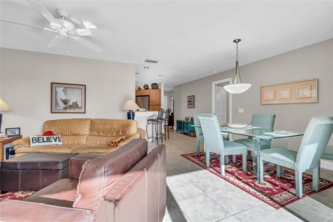Condo in Fort Myers, Florida, 2 bedrooms  № 1799890 - photo 17
