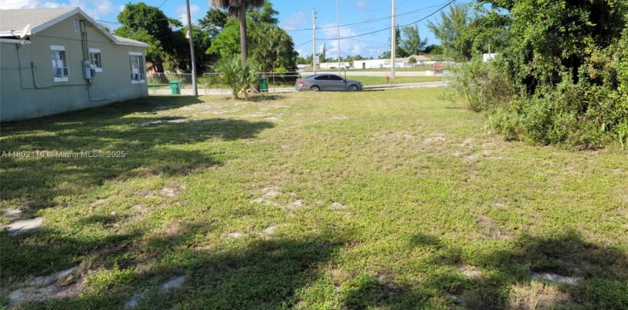 Propiedad comercial en Riviera Beach, Florida № 2047338