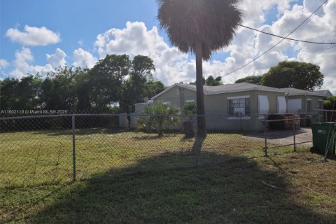 Propiedad comercial en venta en Riviera Beach, Florida № 2047338 - foto 5