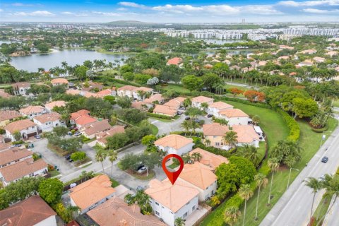House in Doral, Florida 5 bedrooms, 238.67 sq.m. № 1776128 - photo 29