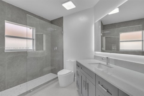 House in Doral, Florida 5 bedrooms, 238.67 sq.m. № 1776128 - photo 22