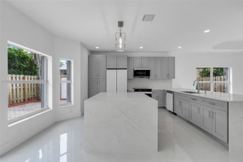 House in Doral, Florida 5 bedrooms, 238.67 sq.m. № 1776128 - photo 9