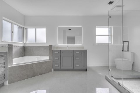 House in Doral, Florida 5 bedrooms, 238.67 sq.m. № 1776128 - photo 16