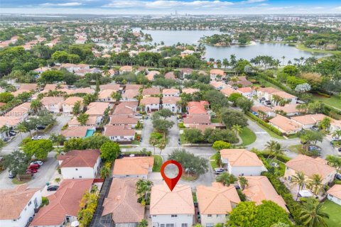 House in Doral, Florida 5 bedrooms, 238.67 sq.m. № 1776128 - photo 30
