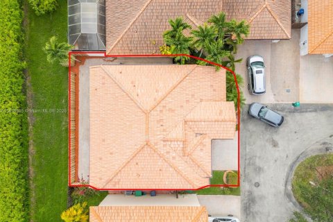 House in Doral, Florida 5 bedrooms, 238.67 sq.m. № 1776128 - photo 27