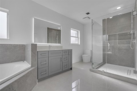 House in Doral, Florida 5 bedrooms, 238.67 sq.m. № 1776128 - photo 17