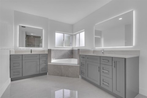 House in Doral, Florida 5 bedrooms, 238.67 sq.m. № 1776128 - photo 18