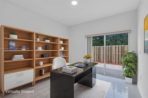 House in Doral, Florida 5 bedrooms, 238.67 sq.m. № 1776128 - photo 11