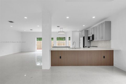 House in Doral, Florida 5 bedrooms, 238.67 sq.m. № 1776128 - photo 4