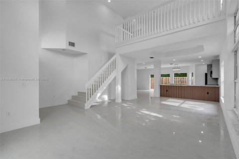 House in Doral, Florida 5 bedrooms, 238.67 sq.m. № 1776128 - photo 2