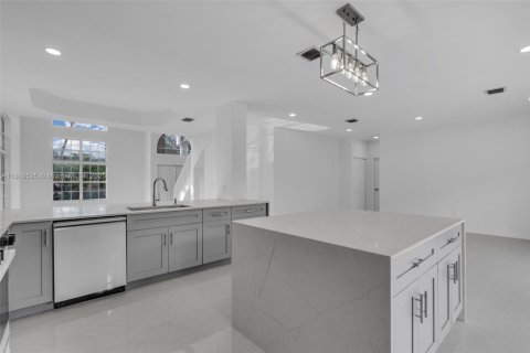 House in Doral, Florida 5 bedrooms, 238.67 sq.m. № 1776128 - photo 10