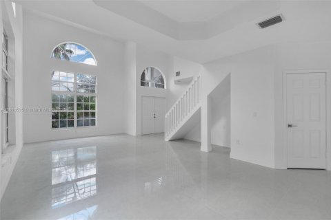 House in Doral, Florida 5 bedrooms, 238.67 sq.m. № 1776128 - photo 5
