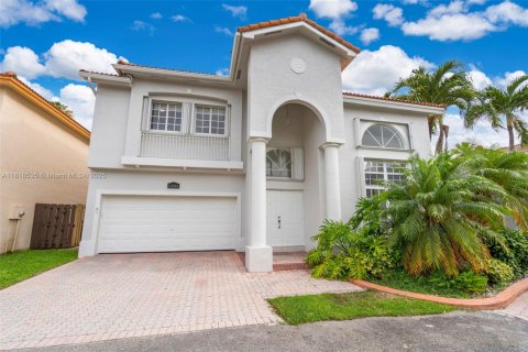 House in Doral, Florida 5 bedrooms, 238.67 sq.m. № 1776128 - photo 1