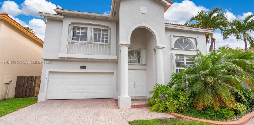 House in Doral, Florida 5 bedrooms, 238.67 sq.m. № 1776128