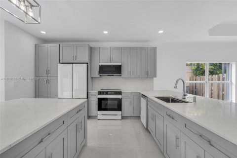 House in Doral, Florida 5 bedrooms, 238.67 sq.m. № 1776128 - photo 8
