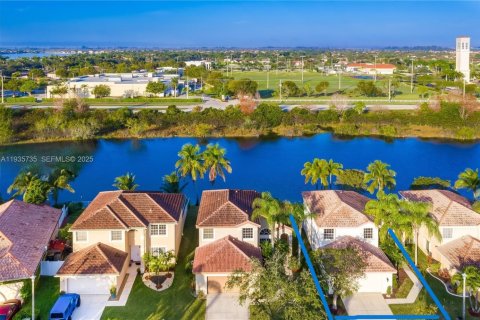 House in Miramar, Florida 4 bedrooms, 205.59 sq.m. № 1993864 - photo 9