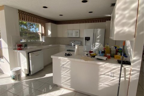 House in Miramar, Florida 4 bedrooms, 205.59 sq.m. № 1993864 - photo 20