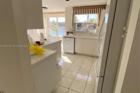 House in Miramar, Florida 4 bedrooms, 205.59 sq.m. № 1993864 - photo 19