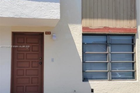Condo in Sweetwater, Florida, 2 bedrooms  № 1863580 - photo 1