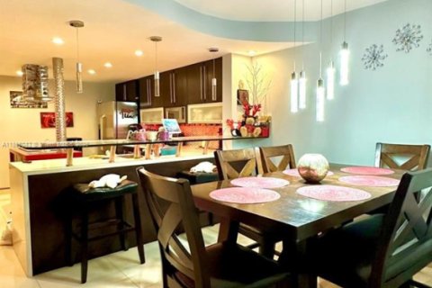 Apartamento en alquiler en Hialeah, Florida, 2 dormitorios, 102.75 m2 № 1950374 - foto 3