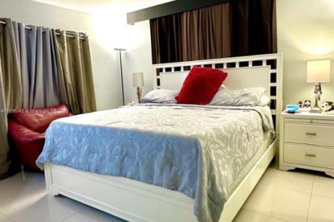 Apartamento en alquiler en Hialeah, Florida, 2 dormitorios, 102.75 m2 № 1950374 - foto 15