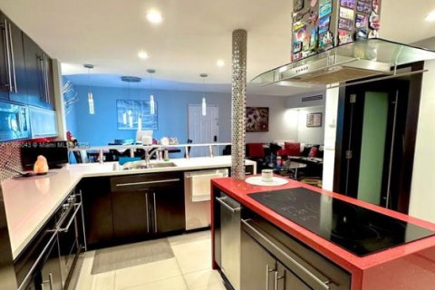 Apartamento en alquiler en Hialeah, Florida, 2 dormitorios, 102.75 m2 № 1950374 - foto 8