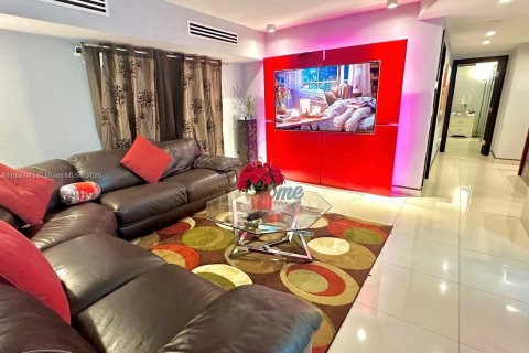 Apartamento en alquiler en Hialeah, Florida, 2 dormitorios, 102.75 m2 № 1950374 - foto 1