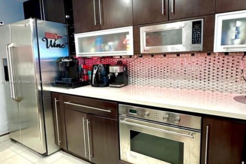 Apartamento en alquiler en Hialeah, Florida, 2 dormitorios, 102.75 m2 № 1950374 - foto 9