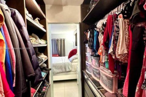 Apartamento en alquiler en Hialeah, Florida, 2 dormitorios, 102.75 m2 № 1950374 - foto 18