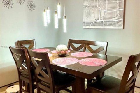 Apartamento en alquiler en Hialeah, Florida, 2 dormitorios, 102.75 m2 № 1950374 - foto 2