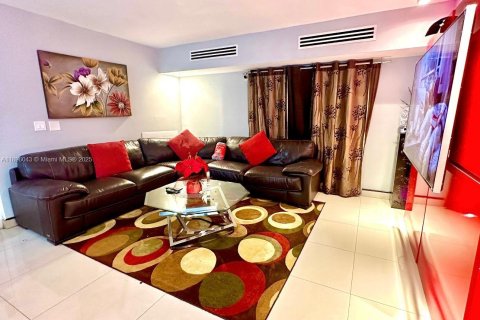 Apartamento en alquiler en Hialeah, Florida, 2 dormitorios, 102.75 m2 № 1950374 - foto 5