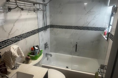 Condo in Miami, Florida, 3 bedrooms  № 1943245 - photo 3